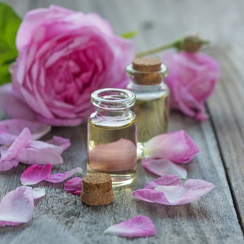 Massage à l'huile essentielle de rose pour libérer les mémoires cellulaires